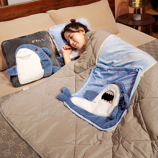 自然醒超柔水晶绒日式鲨鱼多功能抱枕被两用办公室午睡枕头毯子二合一车载汽车靠枕空调被QYL 商品图13