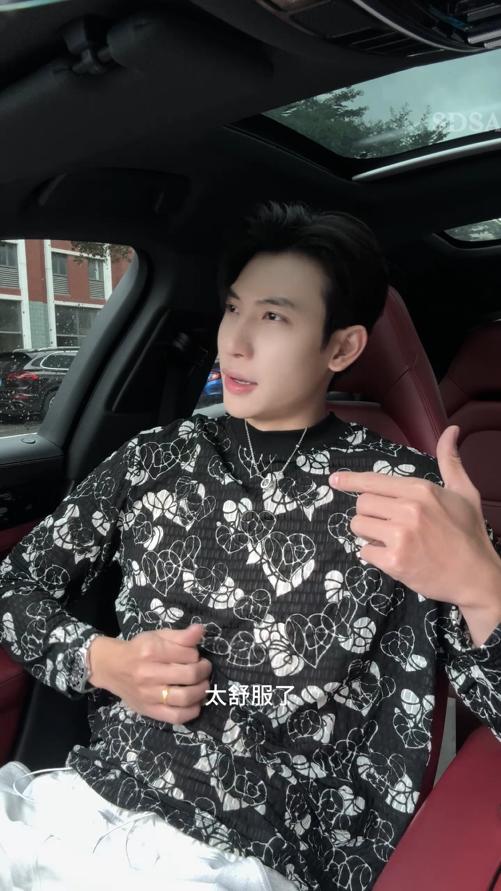 T4802SDSA男士秋冬新款轻奢痞帅男装休闲提花爱心印花圆领长袖T恤时尚 商品图0