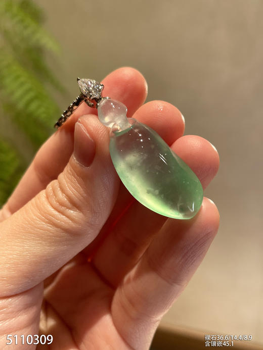 玻璃种木那福瓜吊坠【5110309】具体价格微信咨询 商品图1