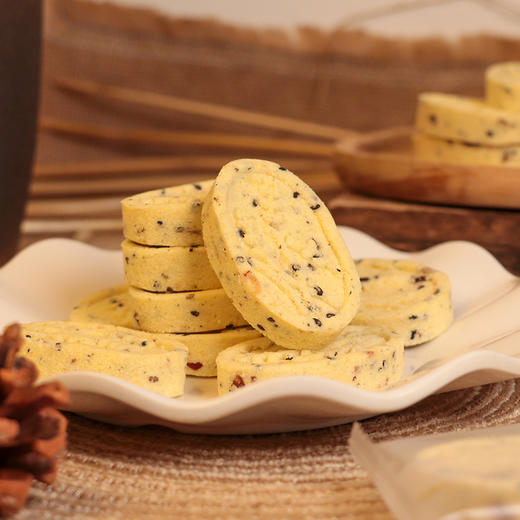 【美味糕点丨小米八珍糕  160g*3袋】选用多种粗粮食材，经合理搭配制作，口感软硬适中，清甜不腻，当下午茶和早餐都很不错 商品图1