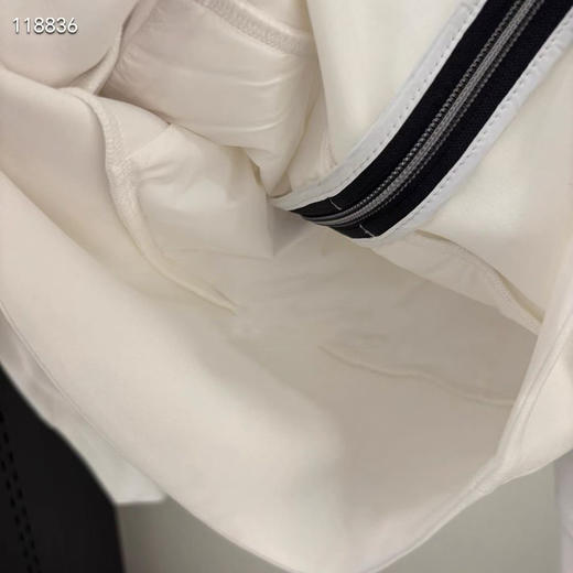 韩单 PXG秋冬新款休闲保暖夹棉外套，清薄保暖，质感蓬松且不臃肿不压身，手感柔软，简洁大方，上身版型好到爆，真心推荐
码数：S-M-L
颜色:黑色，白色
3-5天发货 商品图5