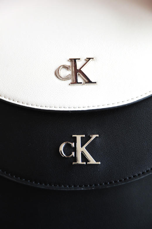 女神邮差包包，黑色+白色一起。长肩带金属法式翻盖单肩包C091358 商品图1