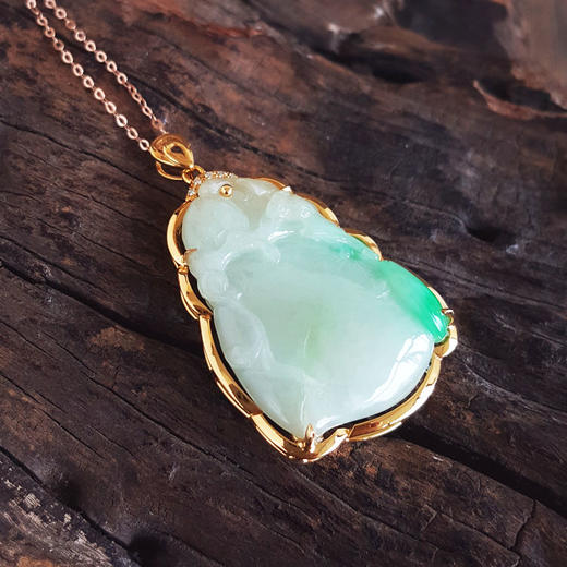 【天然正品】AU750黄金镶钻镶天然细腻糯种飘阳绿如意寿桃造型翡翠吊坠项链060925NJS19 现售价：2980 商品图4