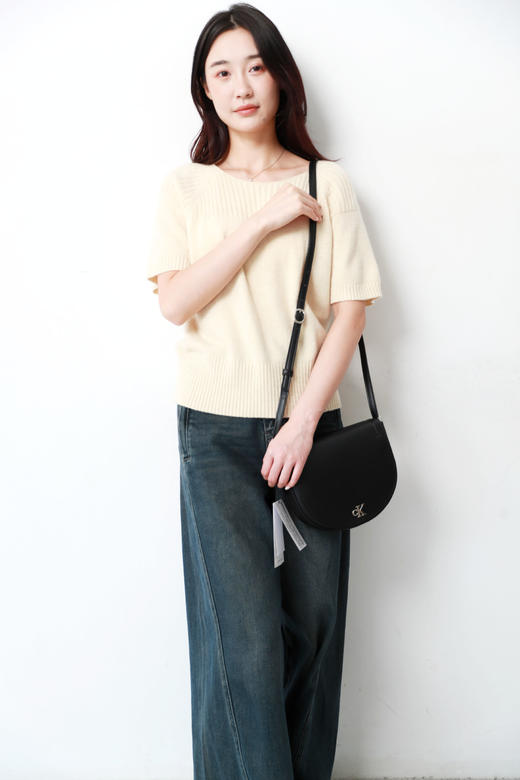 女神邮差包包，黑色+白色一起。长肩带金属法式翻盖单肩包C091358 商品图8