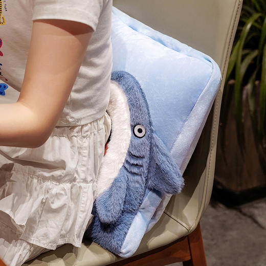 自然醒超柔水晶绒日式鲨鱼多功能抱枕被两用办公室午睡枕头毯子二合一车载汽车靠枕空调被QYL 商品图8