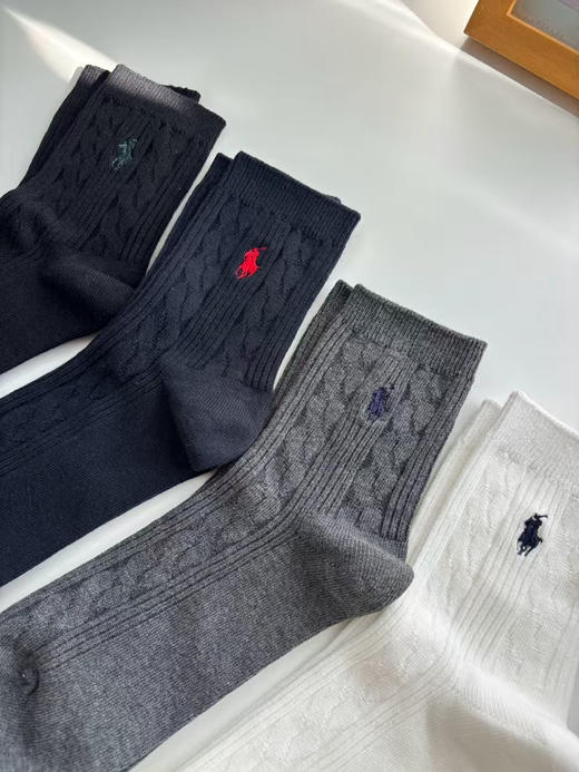 原单正品POLO麻花小马中筒袜，一卡四双
材质:80%精梳棉20%氨纶，卡纸包装。
适合尺寸:男袜38-45码 商品图2