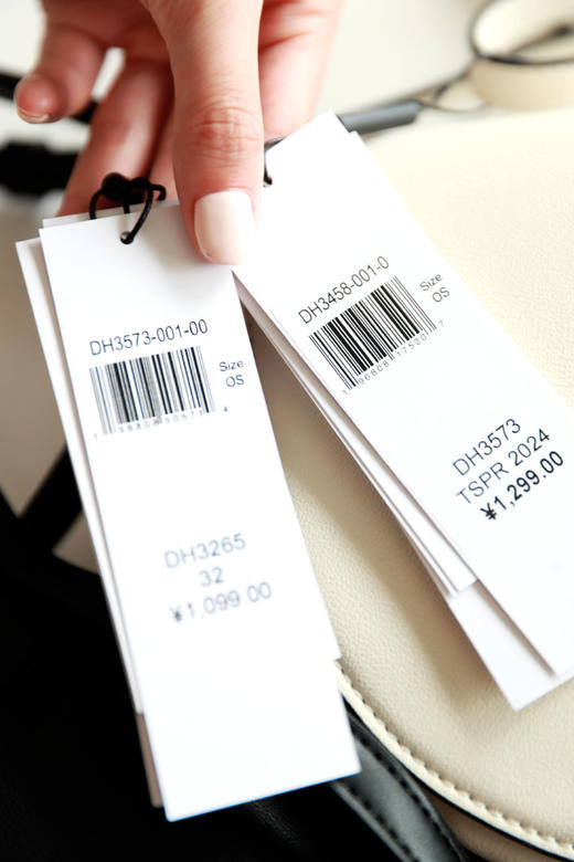 女神邮差包包，黑色+白色一起。长肩带金属法式翻盖单肩包C091358 商品图2