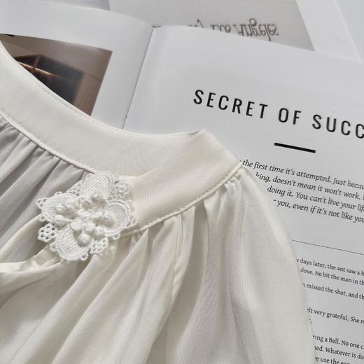 isabelle marran伊莎贝尔法式V领立体花朵灯笼袖衬衫JS3693011 商品图4