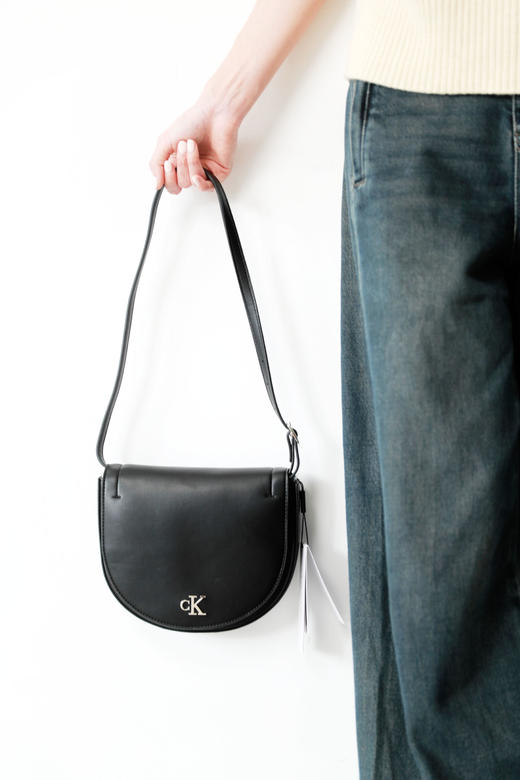 女神邮差包包，黑色+白色一起。长肩带金属法式翻盖单肩包C091358 商品图12