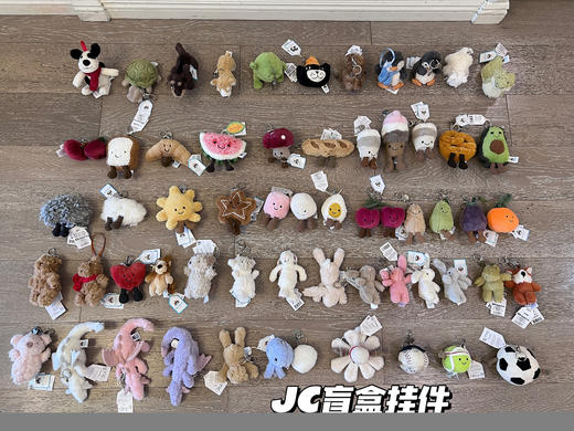 新增挂件盲盒！超值！【①Jellycat钥匙扣挂件/包包系列】奥运冠军、明星同款🔥自留！✅欧盟en712标准认证的环保安全材质，全部无毒无害👊大小朋友礼物首选玩偶🎁✅标牌齐全❗可配防尘袋！送礼物 商品图0