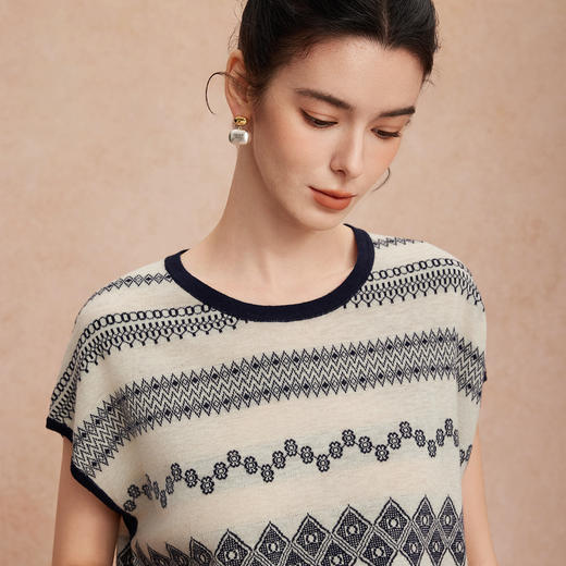 QG645斯尔丽2025新款浮雕提花羊毛气质文艺软糯舒适圆领实穿上衣针织衫 商品图14