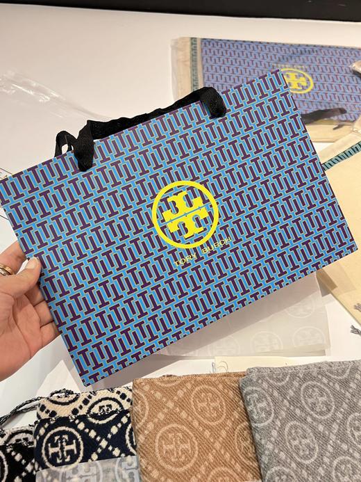 进出柜子男女同款汤家字母流苏双面戴提花羊毛围巾 商品图2