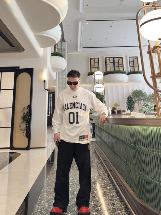 NZ405-换季清仓不退不换！ 巴黎世家 新款Basketball Series刺绣01长袖T恤 男女同款 （NZ*WG） 商品图1