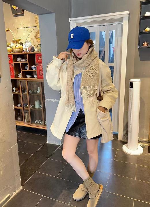 【代购级 出入专柜无压力】 Loewe 罗意威棋盘格围巾 出圈的围巾也太好拍啦 出游穿搭围巾🧣绝对是最佳搭配利器 想要不费力穿搭一定要选奶茶色👧 保暖又时髦 错不了一点~ 商品图4