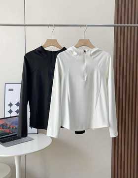 点此购买 迪桑特WOMEN'S TRAINING系列女士连帽半拉卫衣 qk 330292