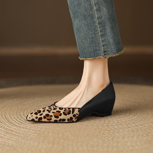 【预售5天】软真皮豹纹羊皮平底单鞋女内增高新款春秋季尖头浅口中跟女鞋LD&7418 商品图0
