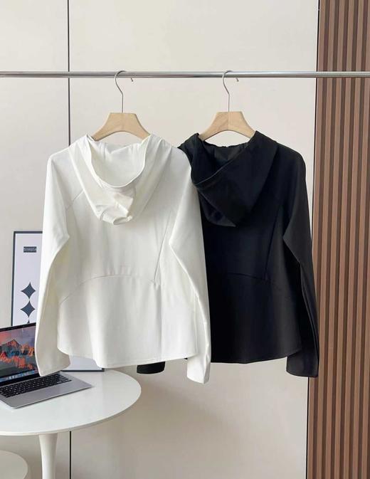 点此购买 迪桑特WOMEN'S TRAINING系列女士连帽半拉卫衣 qk 330292 商品图1