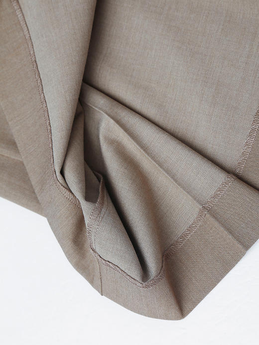 简约而不简单！卡其色百褶西装半裙，诠释职场优雅新风尚 商品图4