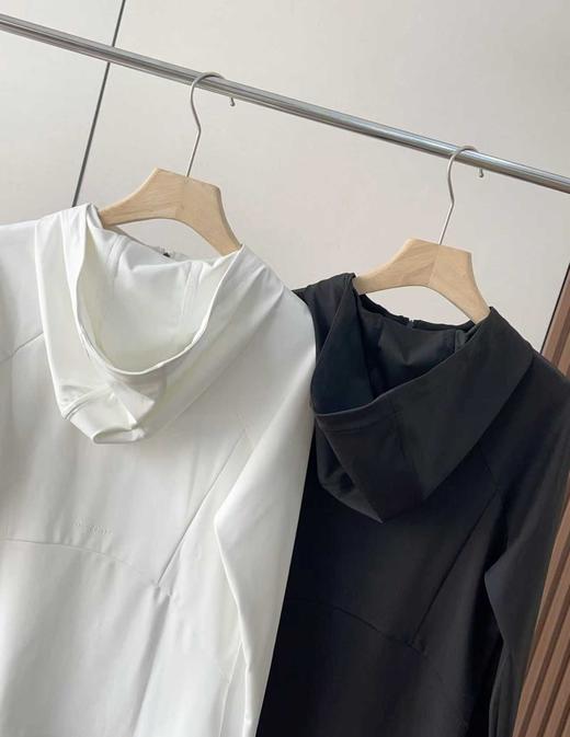 点此购买 迪桑特WOMEN'S TRAINING系列女士连帽半拉卫衣 qk 330292 商品图9