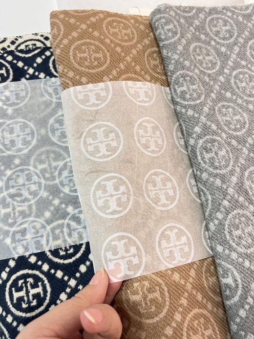 进出柜子男女同款汤家字母流苏双面戴提花羊毛围巾 商品图1