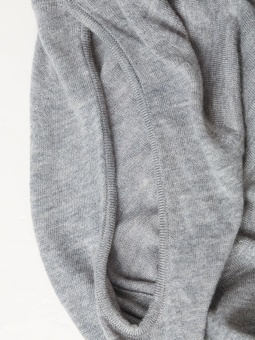 慵懒又时髦！浅灰色露肩宽松上衣，打造随性高级感 商品图4