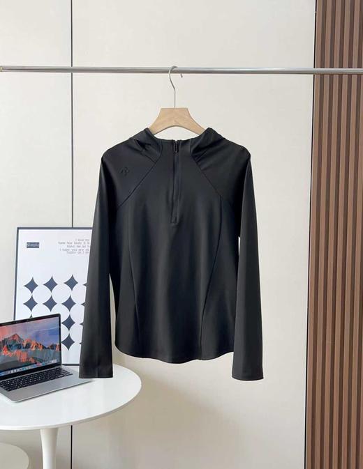 点此购买 迪桑特WOMEN'S TRAINING系列女士连帽半拉卫衣 qk 330292 商品图3