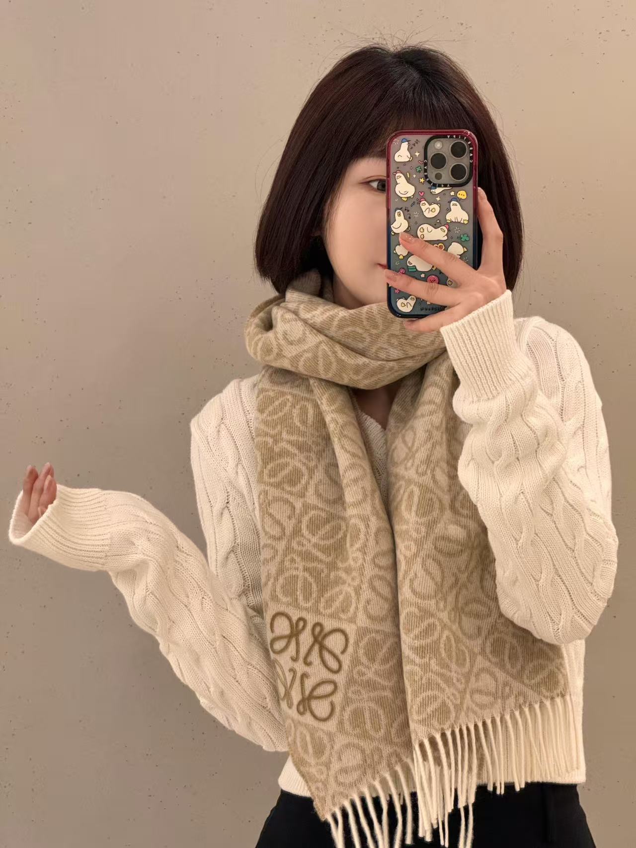 【代购级 出入专柜无压力】 Loewe 罗意威棋盘格围巾 出圈的围巾也太好拍啦 出游穿搭围巾🧣绝对是最佳搭配利器 想要不费力穿搭一定要选奶茶色👧 保暖又时髦 错不了一点~