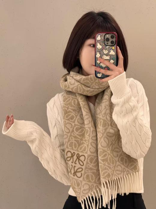 【代购级 出入专柜无压力】 Loewe 罗意威棋盘格围巾 出圈的围巾也太好拍啦 出游穿搭围巾🧣绝对是最佳搭配利器 想要不费力穿搭一定要选奶茶色👧 保暖又时髦 错不了一点~ 商品图0