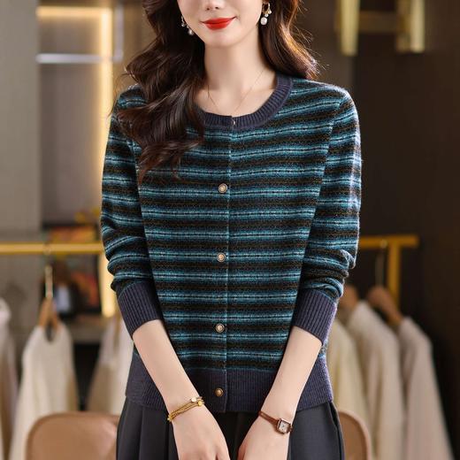 CC撞色条纹圆领针织开衫女2025年早秋宽松时尚通勤长袖短款气质毛衣 商品图3