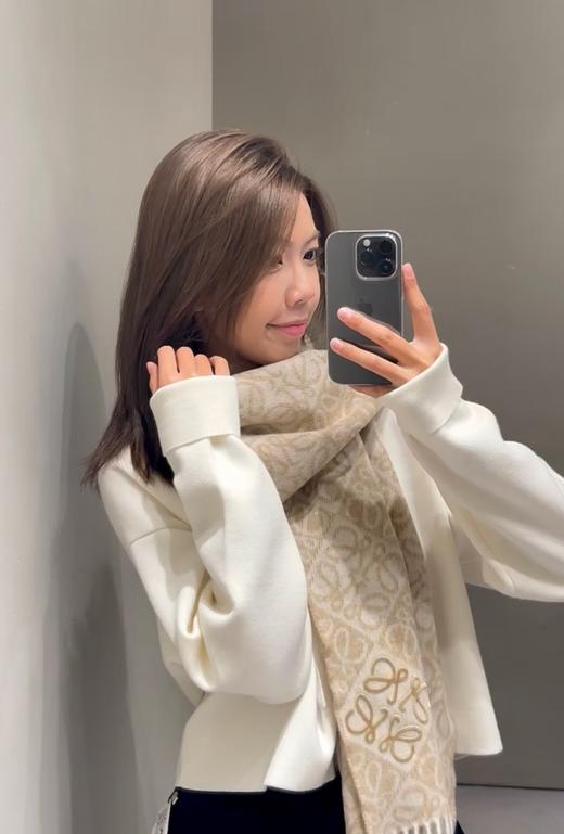 【代购级 出入专柜无压力】 Loewe 罗意威棋盘格围巾 出圈的围巾也太好拍啦 出游穿搭围巾🧣绝对是最佳搭配利器 想要不费力穿搭一定要选奶茶色👧 保暖又时髦 错不了一点~ 商品图1