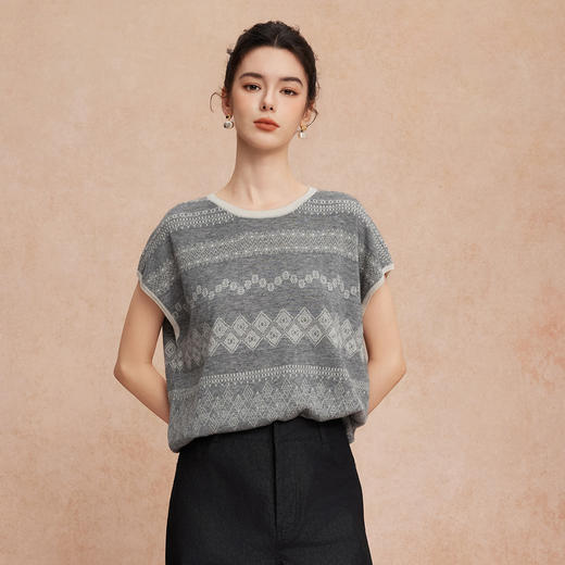 QG645斯尔丽2025新款浮雕提花羊毛气质文艺软糯舒适圆领实穿上衣针织衫 商品图2