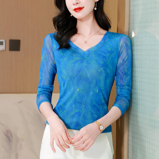 KQL 520N89111时尚纱网印花长袖V领修身显瘦洋气打底衫T恤 商品图2