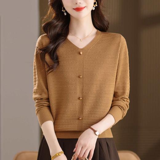 CC新款复古风棕色V领针织打底衫女春秋百搭显瘦通勤短款长袖T恤上衣 商品图0