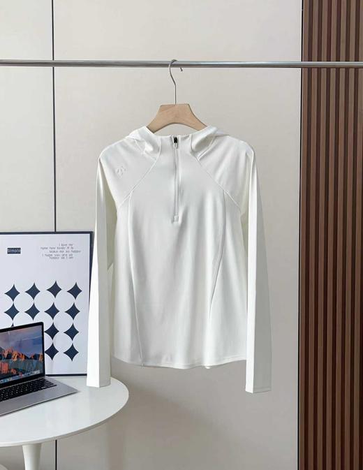 点此购买 迪桑特WOMEN'S TRAINING系列女士连帽半拉卫衣 qk 330292 商品图2