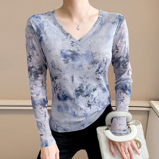 KQL A55F8590时尚洋气高弹网长袖印花V领T恤 商品图1