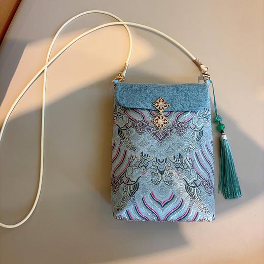 原创非遗香云纱手工手机包女新中式国风斜挎真丝高级感包迷你小包 商品图6