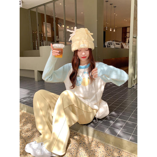 <曾小咸推荐>韩系字母刺绣设计针织衫【预售款，预计3-15天发货】 商品图1