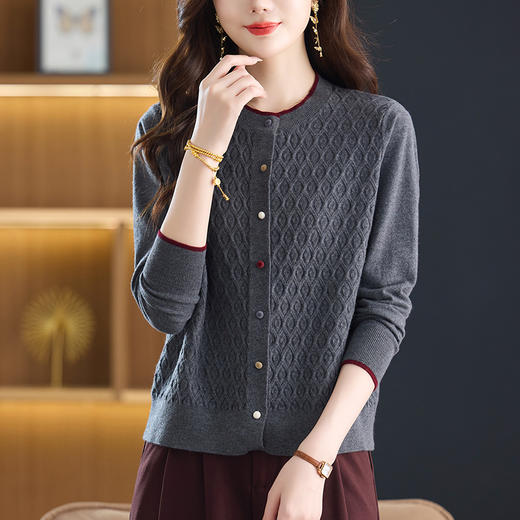 CC短款毛衣开衫洋气女士秋装外搭上衣2025新款休闲时尚针织外套 商品图1