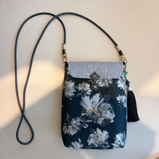 原创非遗香云纱手工手机包女新中式国风斜挎真丝高级感包迷你小包 商品图5