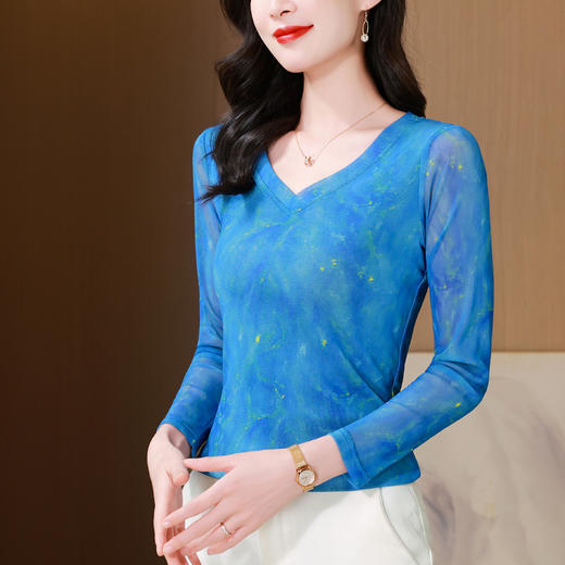KQL 520N89111时尚纱网印花长袖V领修身显瘦洋气打底衫T恤 商品图3