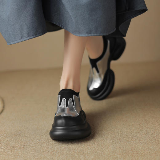 【预售5天】轻巧舒适真皮厚底圆头银色乐福鞋女粗跟松糕底拼色复古单鞋NDY&AM3008-5 商品图1