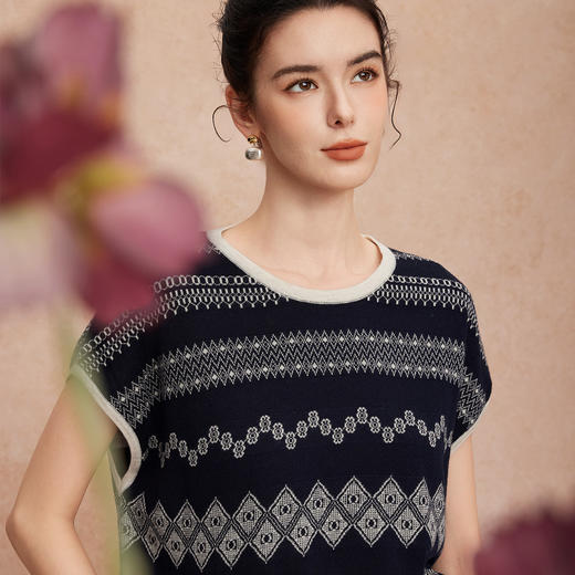 QG645斯尔丽2025新款浮雕提花羊毛气质文艺软糯舒适圆领实穿上衣针织衫 商品图7