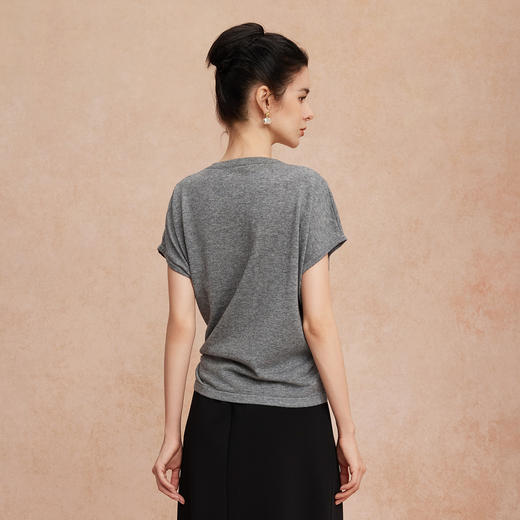 QG646斯尔丽2025新款超细纱支细腻柔软下摆设计感收褶显瘦挡肉针织上衣 商品图11