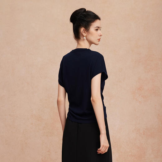 QG646斯尔丽2025新款超细纱支细腻柔软下摆设计感收褶显瘦挡肉针织上衣 商品图6