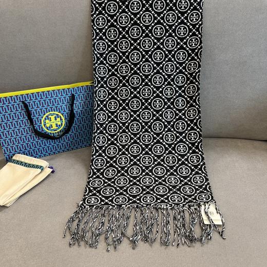 进出柜子男女同款汤家字母流苏双面戴提花羊毛围巾 商品图12