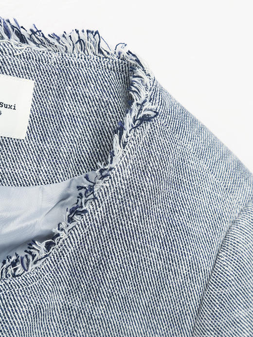 气质拿捏！浅灰色小香风毛边短外套，演绎都市精致风尚 商品图2