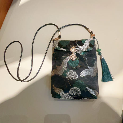 原创非遗香云纱手工手机包女新中式国风斜挎真丝高级感包迷你小包 商品图11