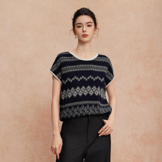 QG645斯尔丽2025新款浮雕提花羊毛气质文艺软糯舒适圆领实穿上衣针织衫 商品图5