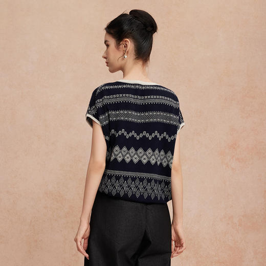 QG645斯尔丽2025新款浮雕提花羊毛气质文艺软糯舒适圆领实穿上衣针织衫 商品图6