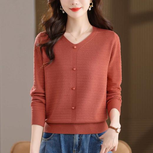 CC新款复古风棕色V领针织打底衫女春秋百搭显瘦通勤短款长袖T恤上衣 商品图2